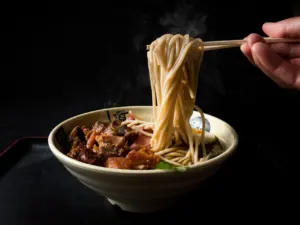 how to eat ramen